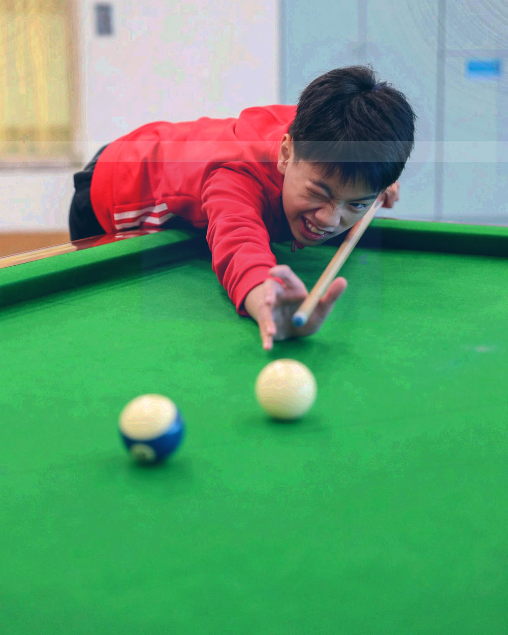 客户体验中心内光影下的展陈台与座椅局部，画面中无人物